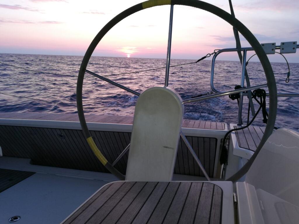 Sailing yacht 