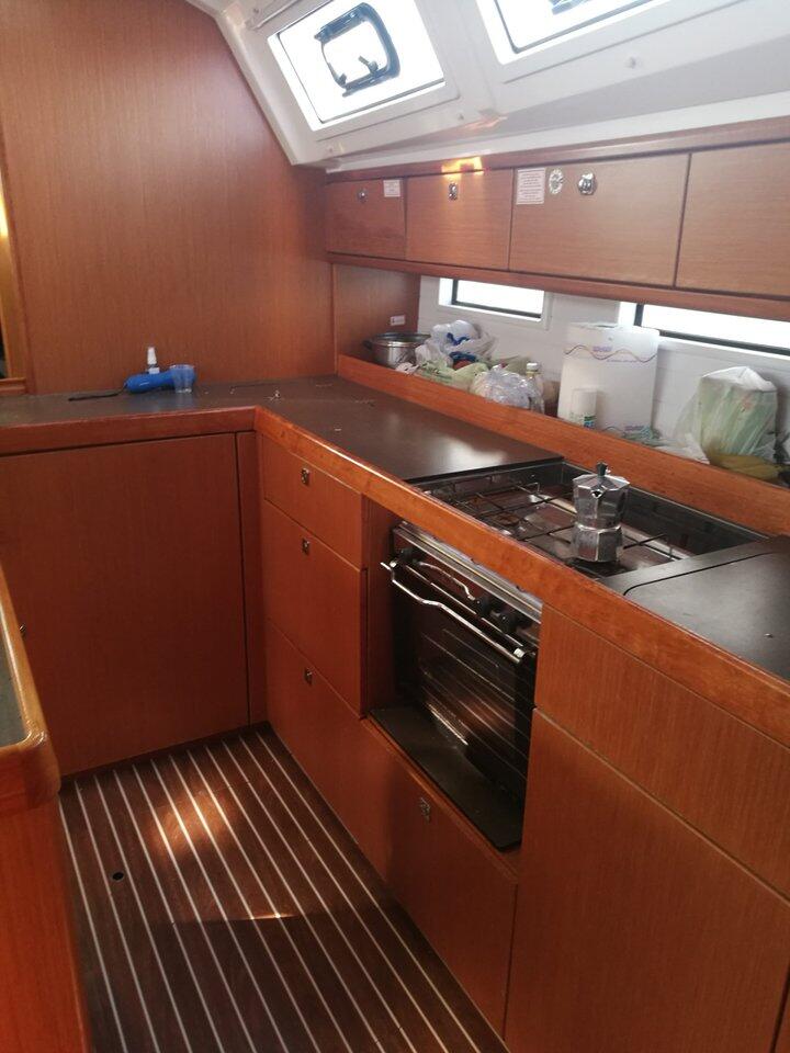 Sailing yacht 