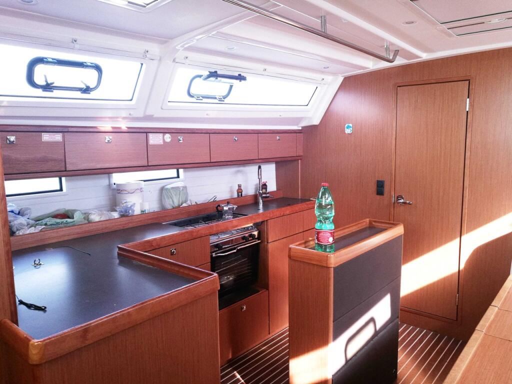 Sailing yacht 