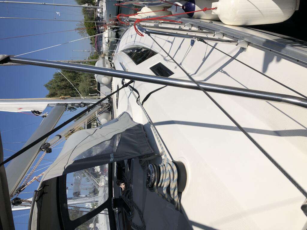 Sailing yacht 