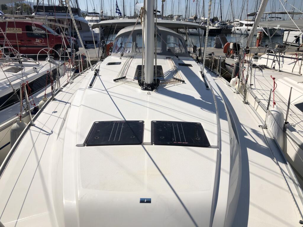 Sailing yacht 