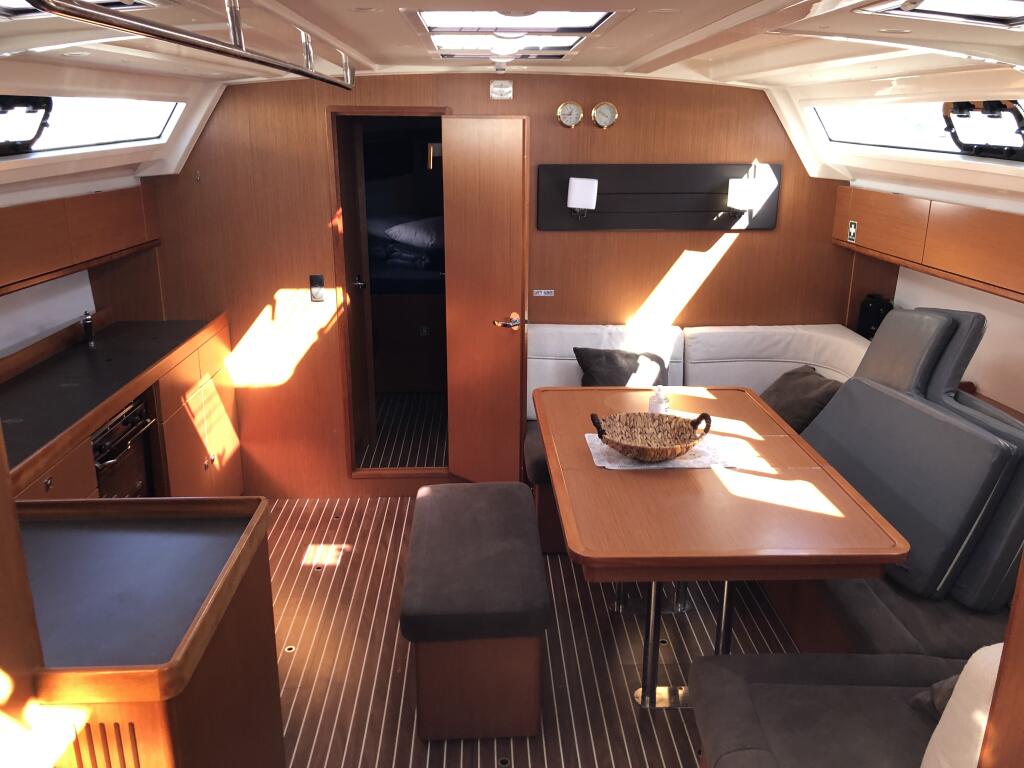 Sailing yacht 