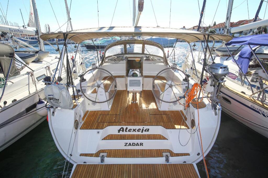 Sailing yacht 