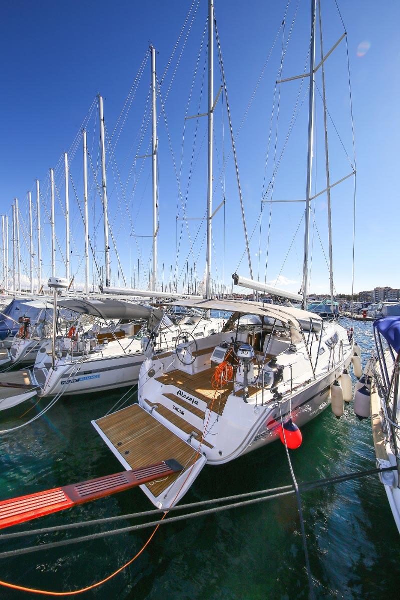 Sailing yacht 