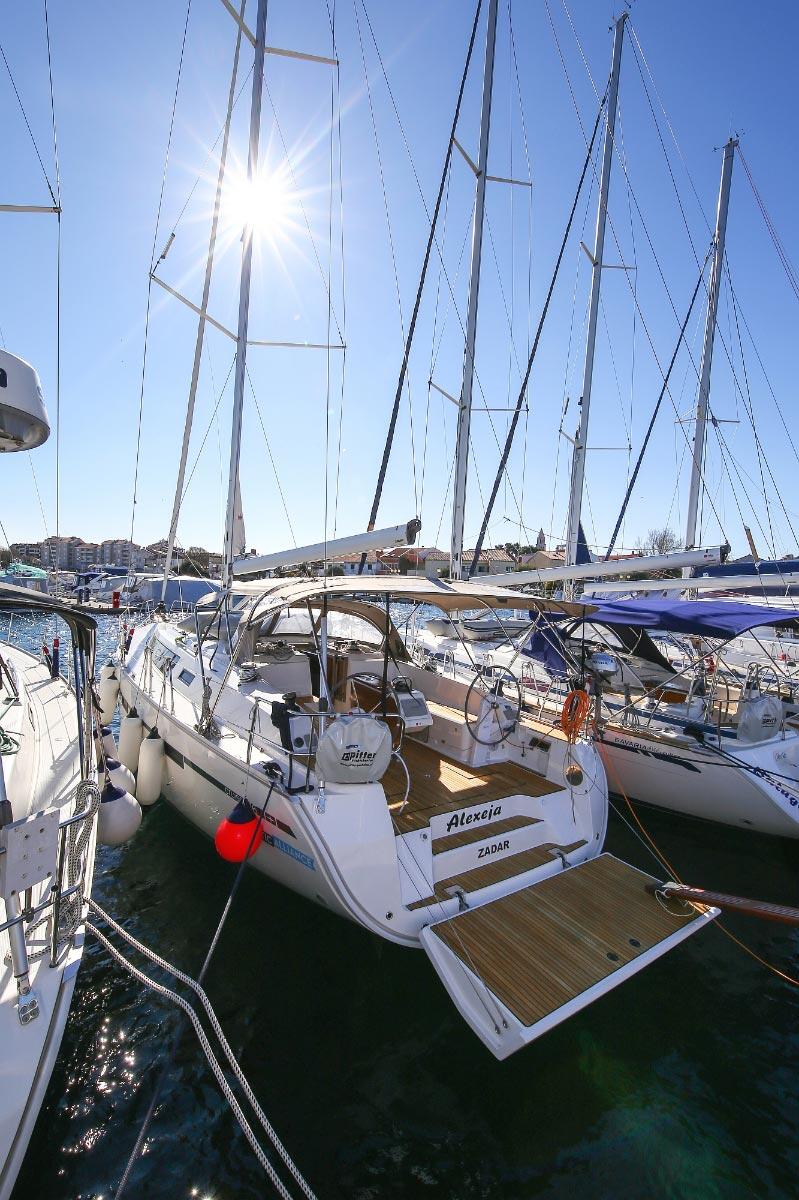 Sailing yacht 