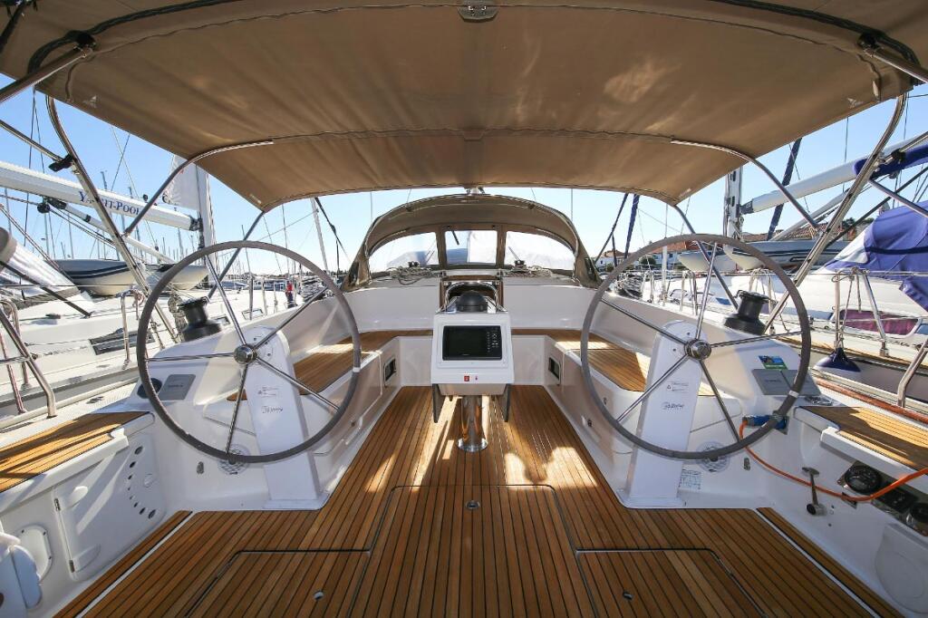 Sailing yacht 