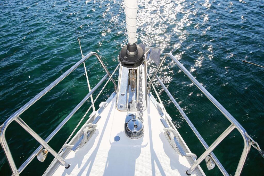 Sailing yacht 