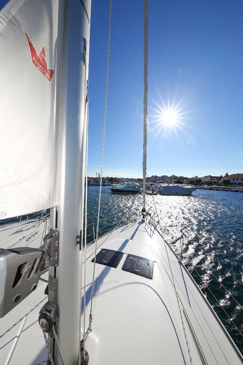 Sailing yacht 