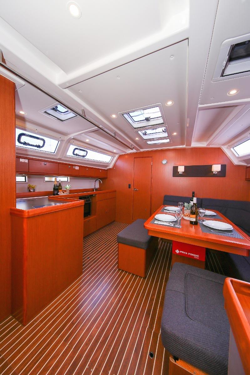 Sailing yacht 