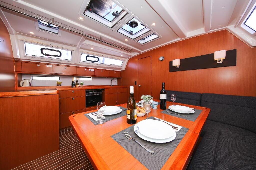 Sailing yacht 