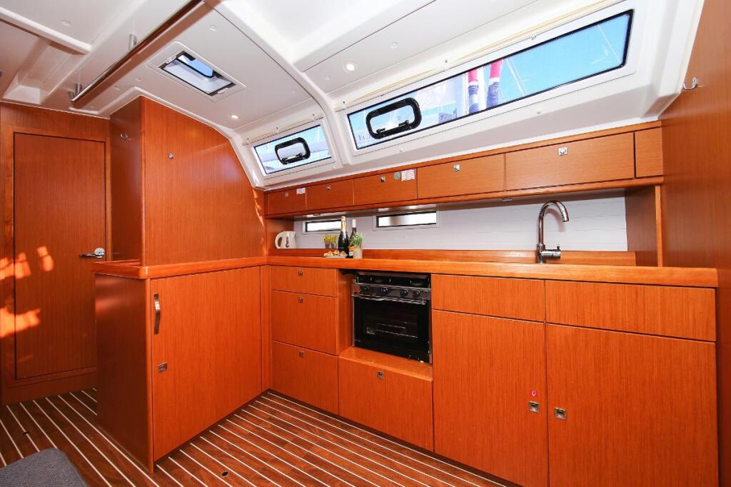Sailing yacht 