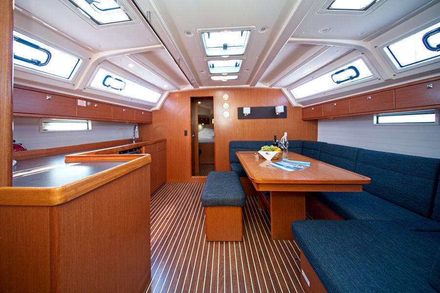 Sailing yacht 