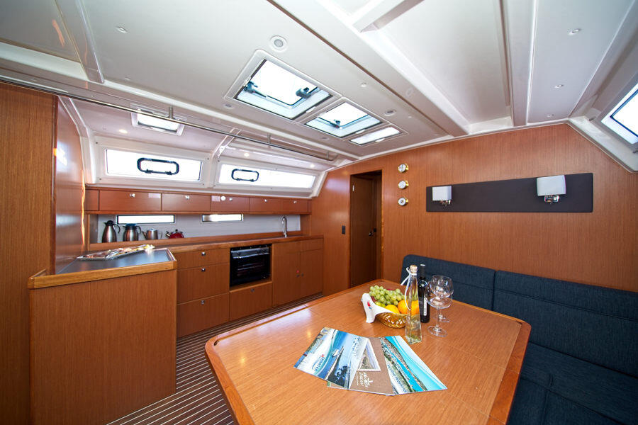 Sailing yacht 