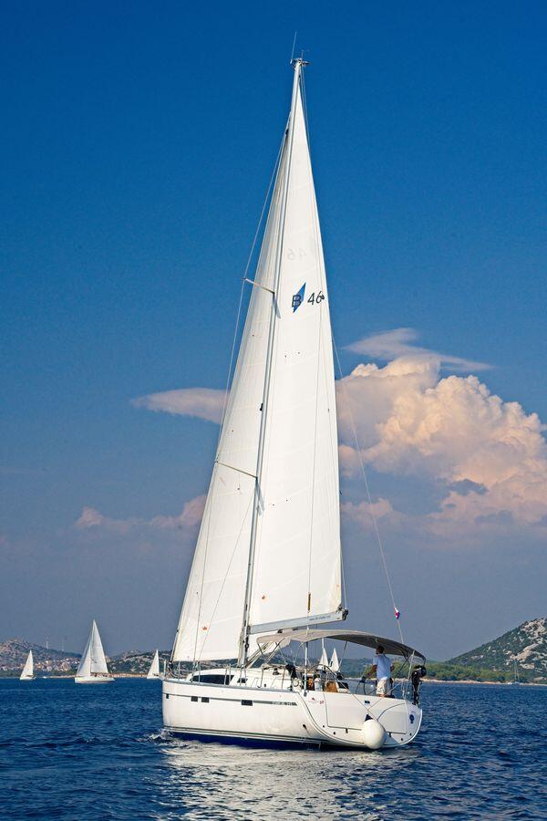 Sailing yacht 
