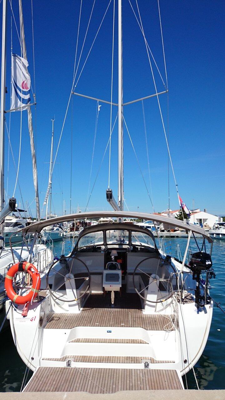 Sailing yacht 
