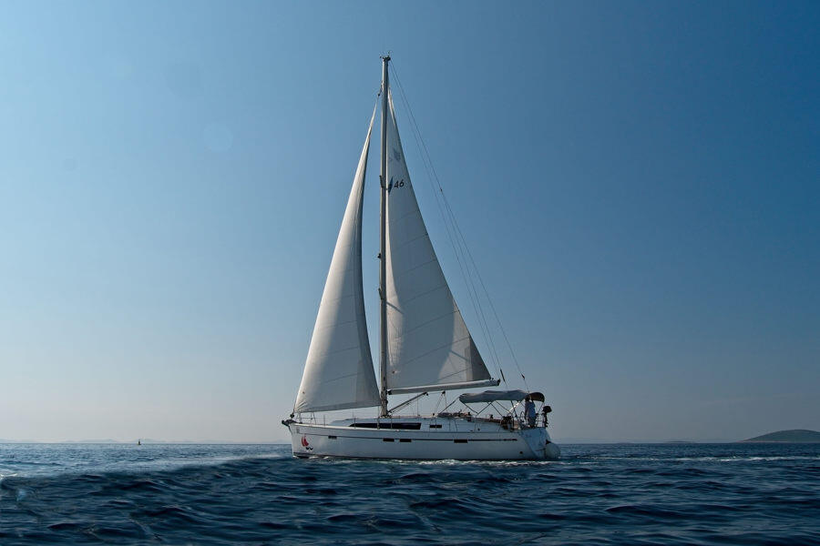 Sailing yacht 