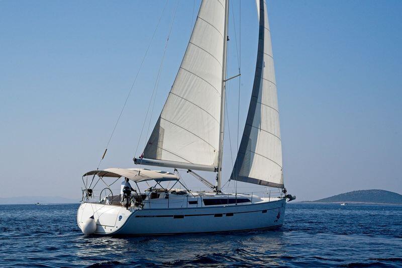 Sailing yacht 