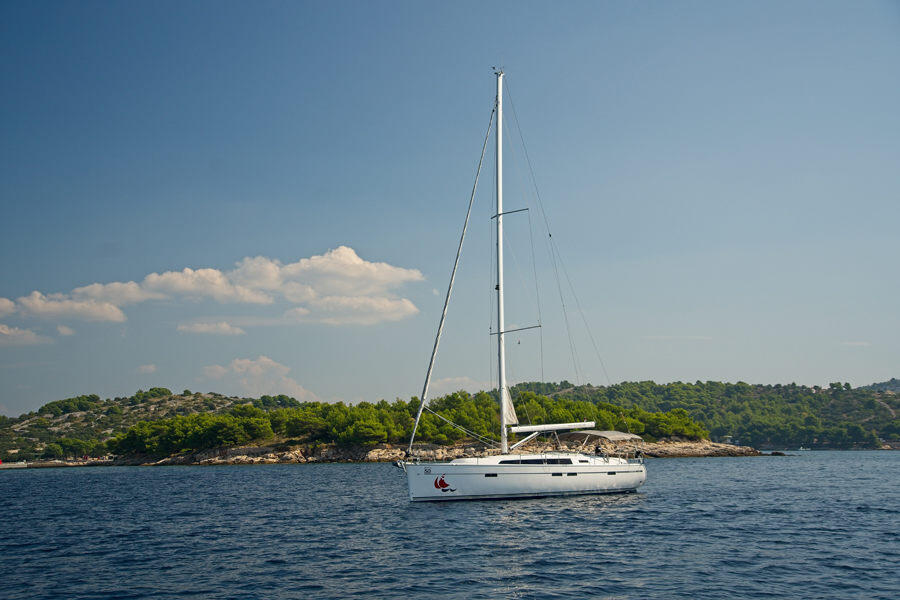 Sailing yacht 