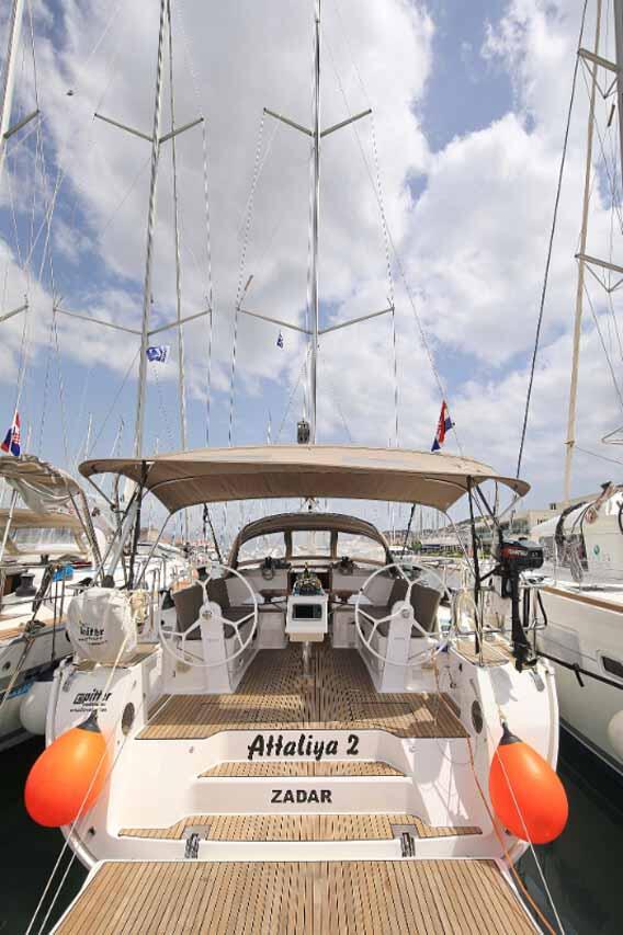 Sailing yacht 