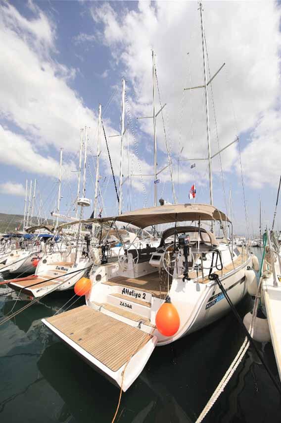 Sailing yacht 