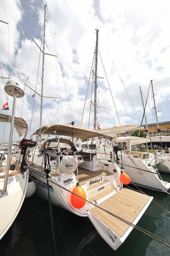 Sailing yacht 