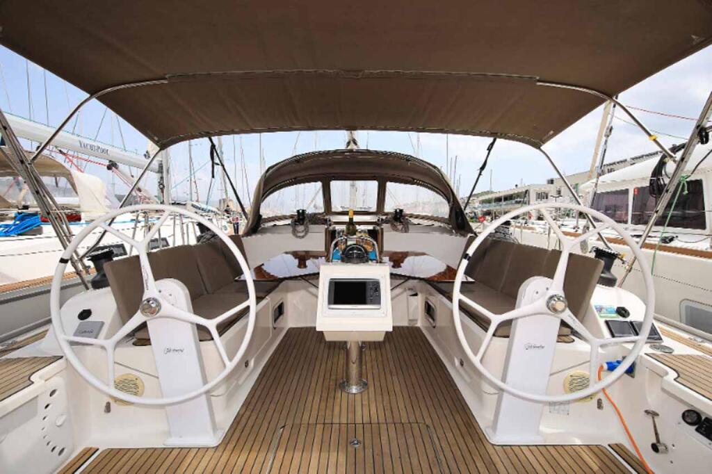 Sailing yacht 