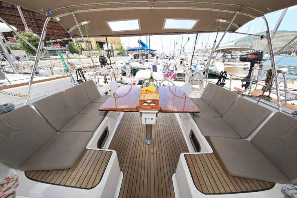 Sailing yacht 