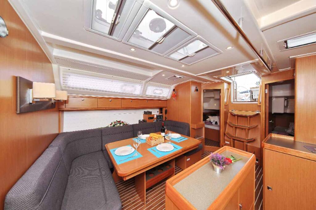 Sailing yacht 