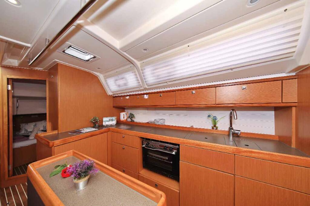 Sailing yacht 