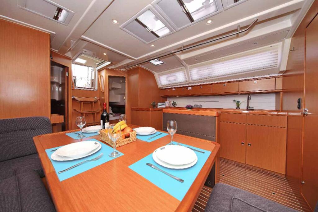 Sailing yacht 