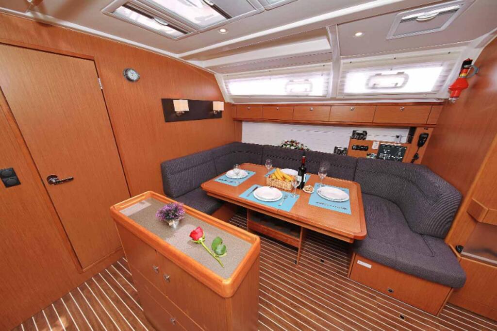 Sailing yacht 
