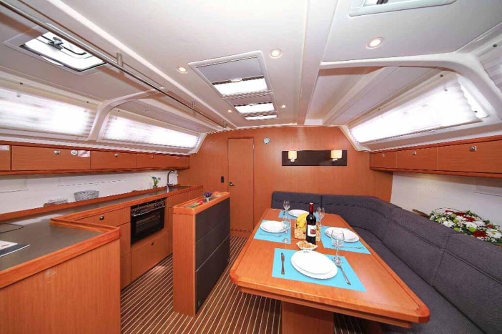 Sailing yacht 