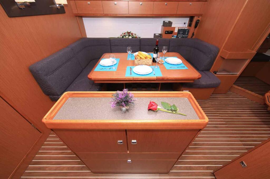 Sailing yacht 