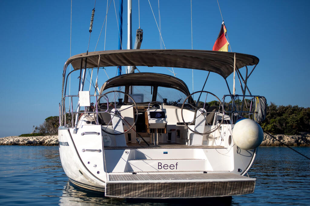 Sailing yacht 