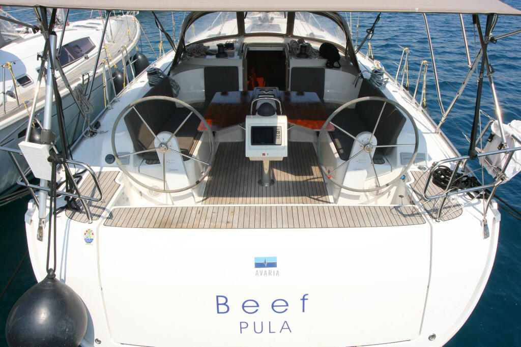 Sailing yacht 