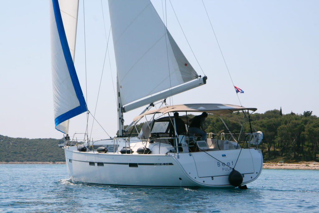 Sailing yacht 