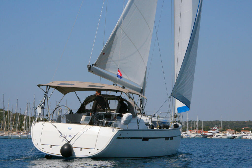 Sailing yacht 