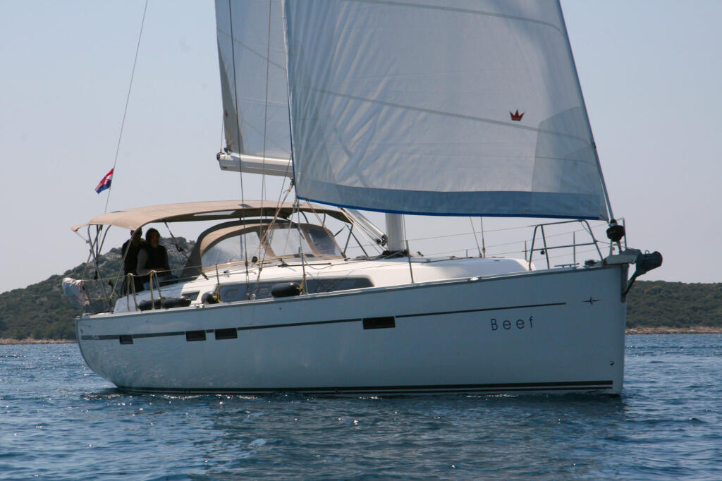 Sailing yacht 