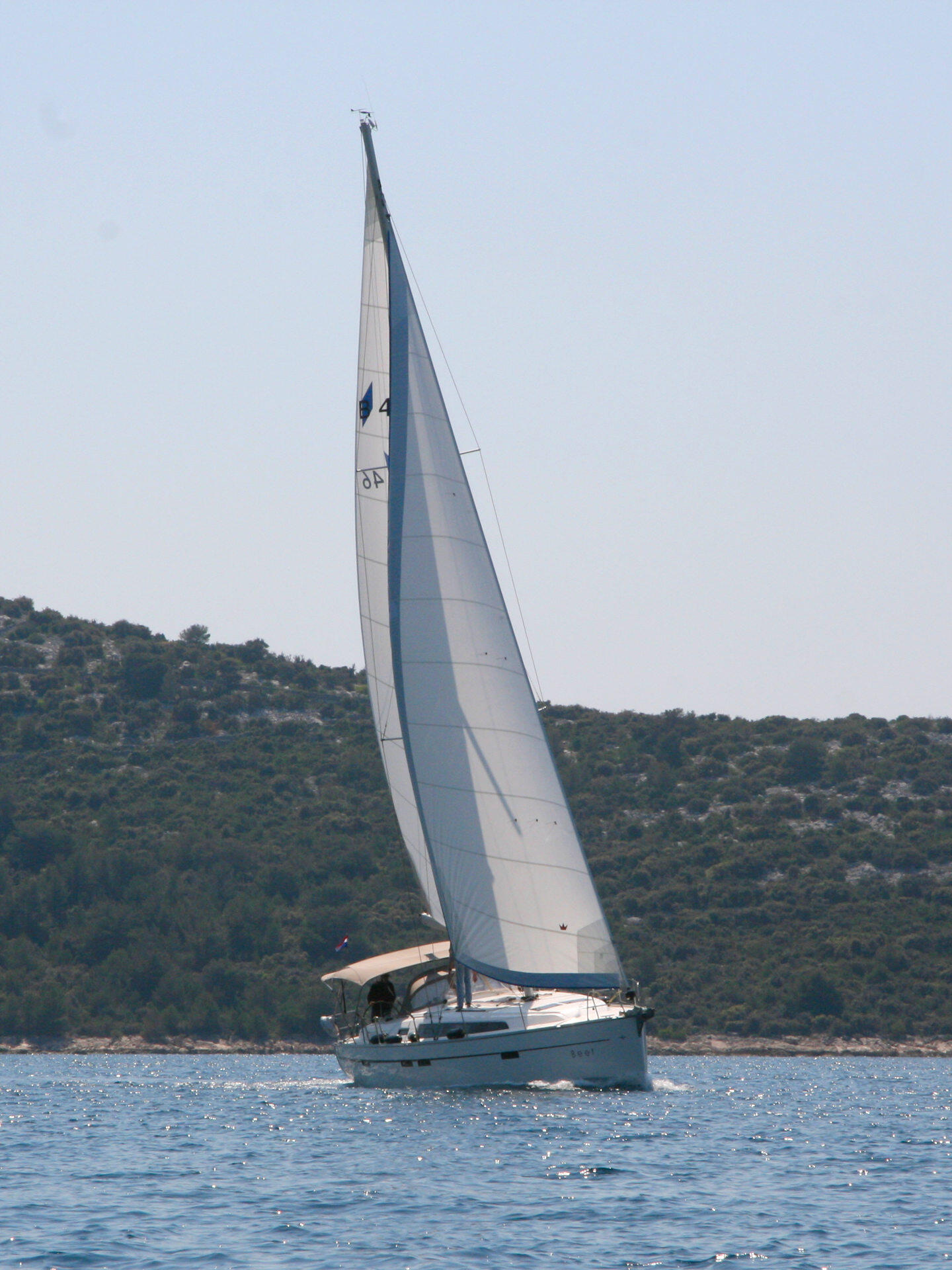 Sailing yacht 