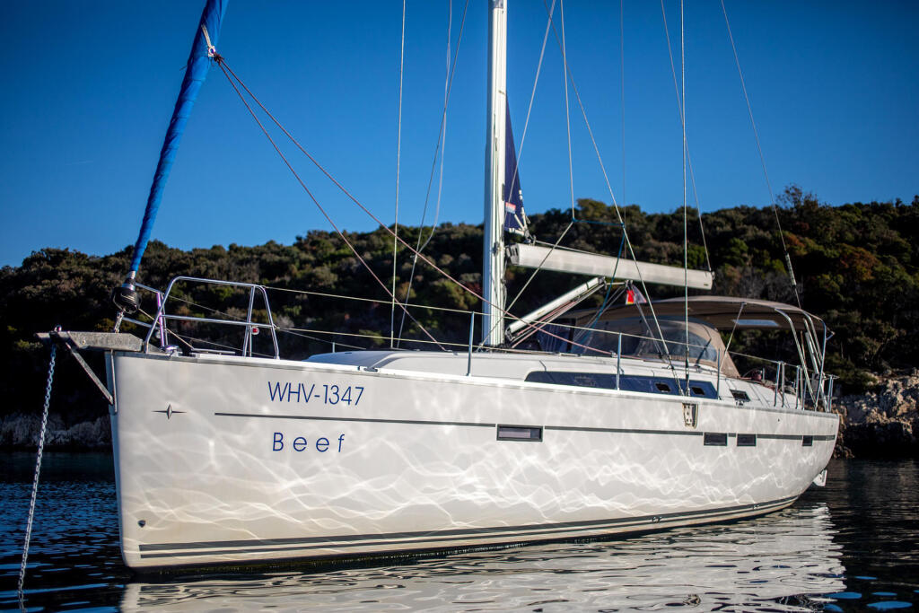Sailing yacht 
