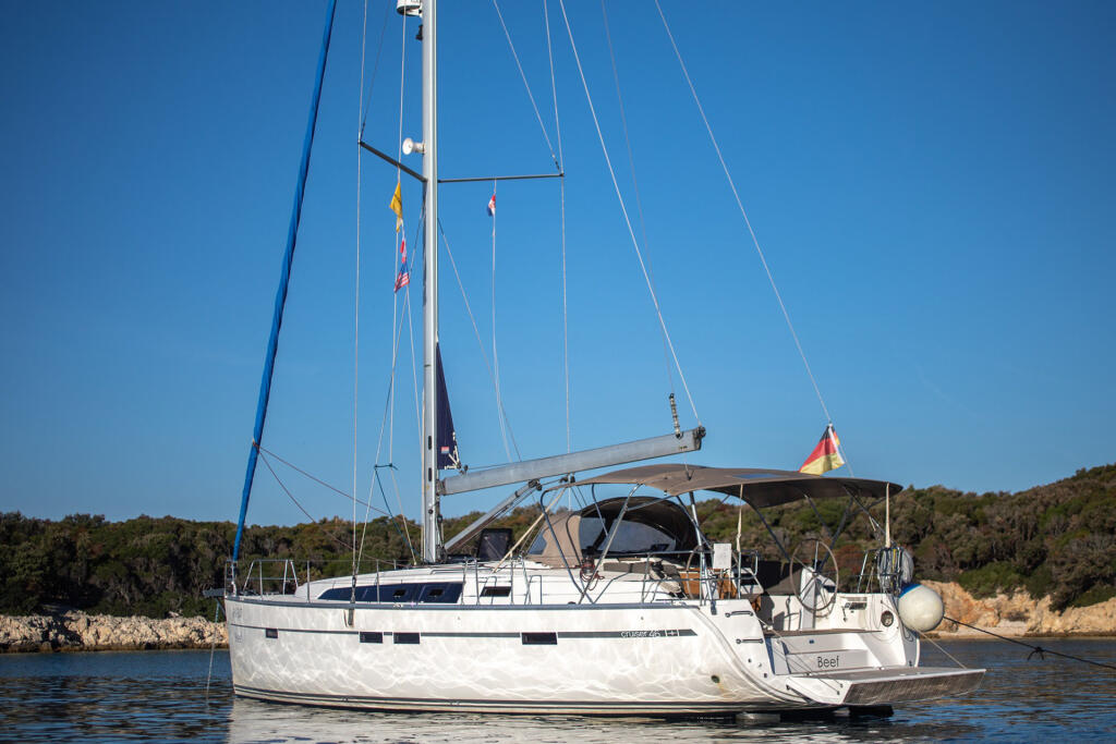 Sailing yacht 