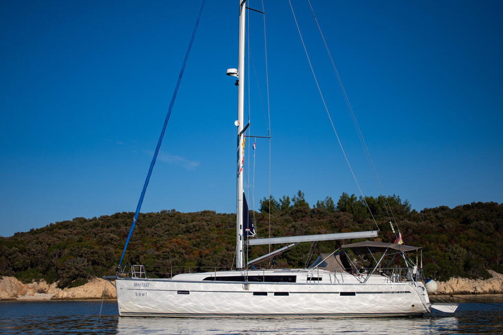 Sailing yacht 