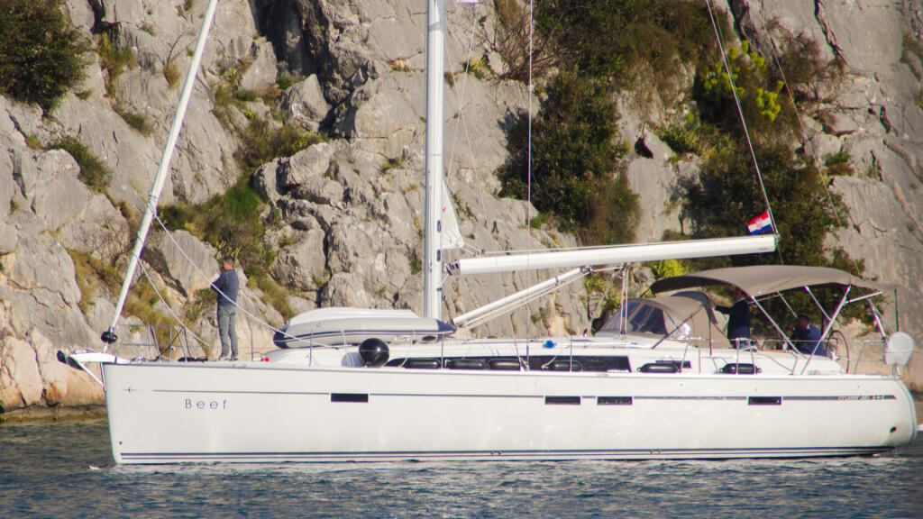Sailing yacht 