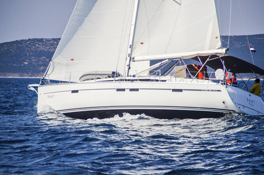Sailing yacht 