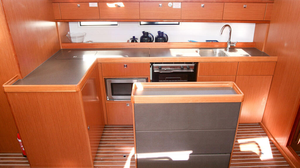 Sailing yacht 