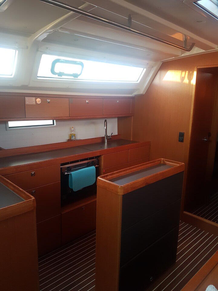 Sailing yacht 