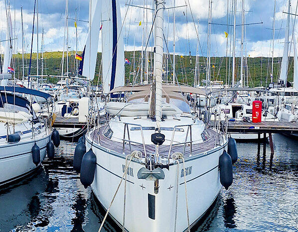 Sailing yacht 