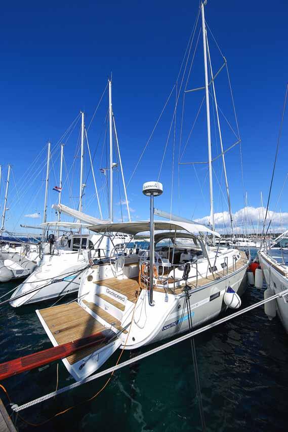 Sailing yacht 
