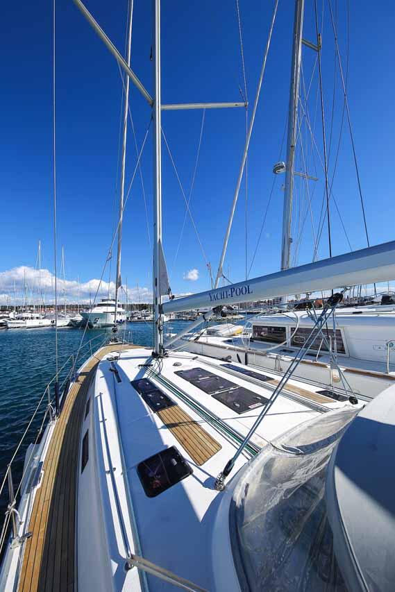Sailing yacht 