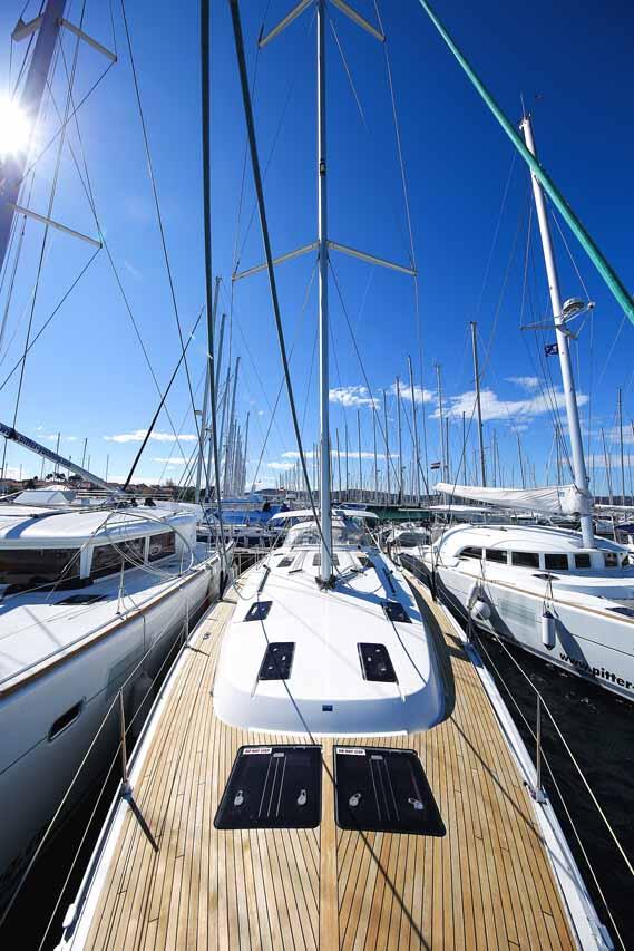 Sailing yacht 